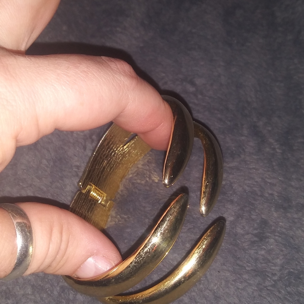Gold claw bracelet